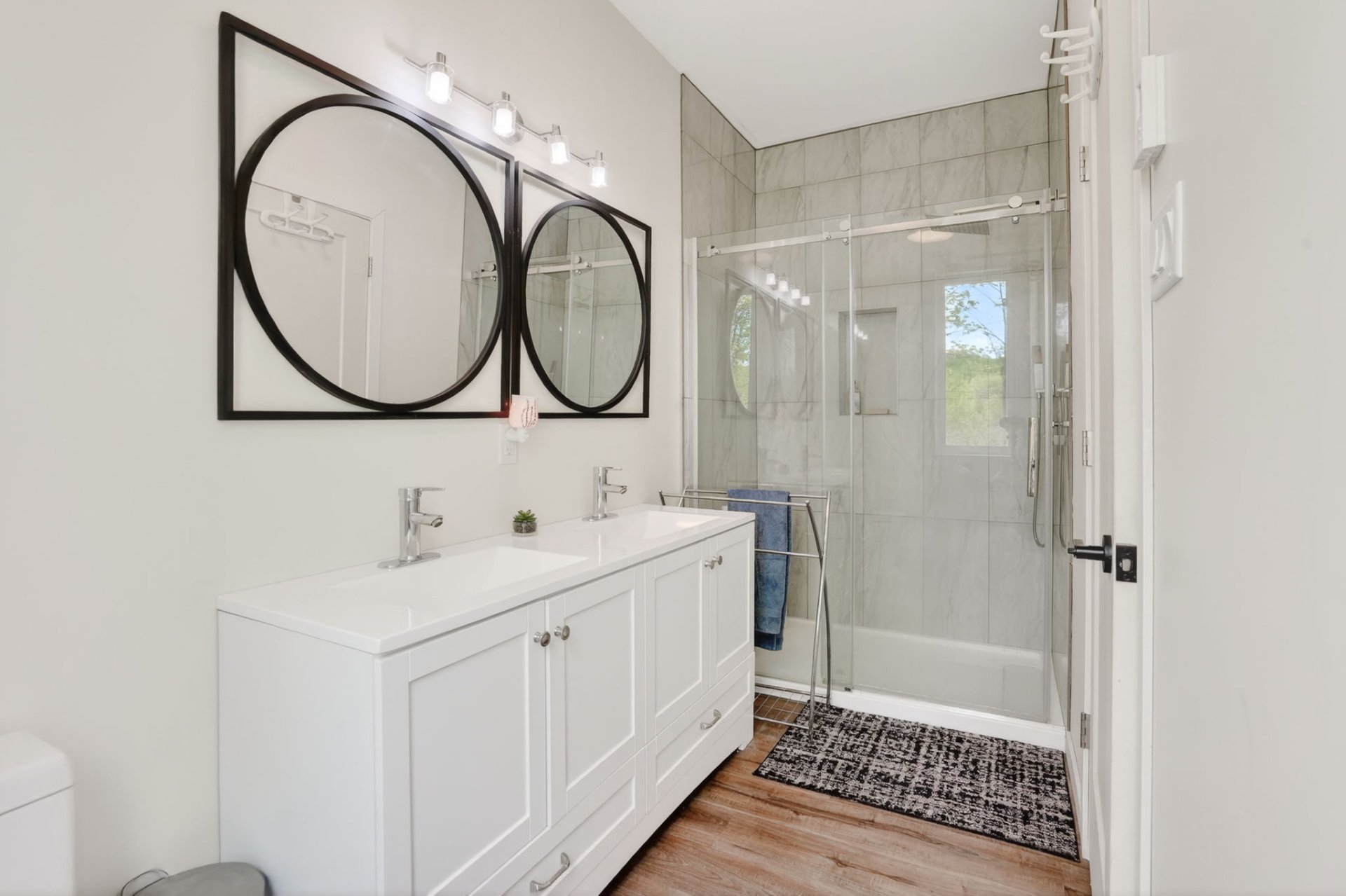Bathroom - To Primary Bedroom