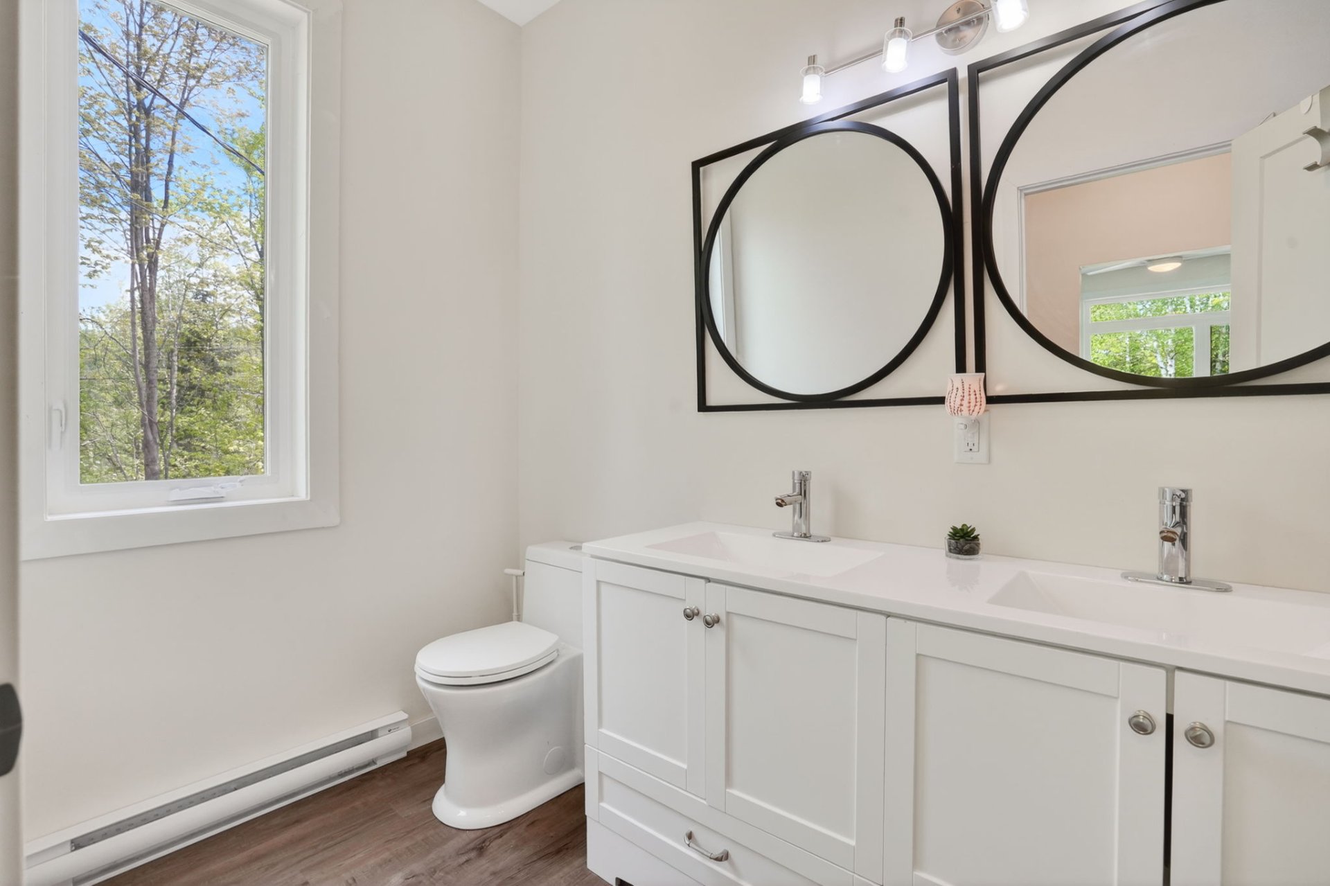 Bathroom - To Primary Bedroom
