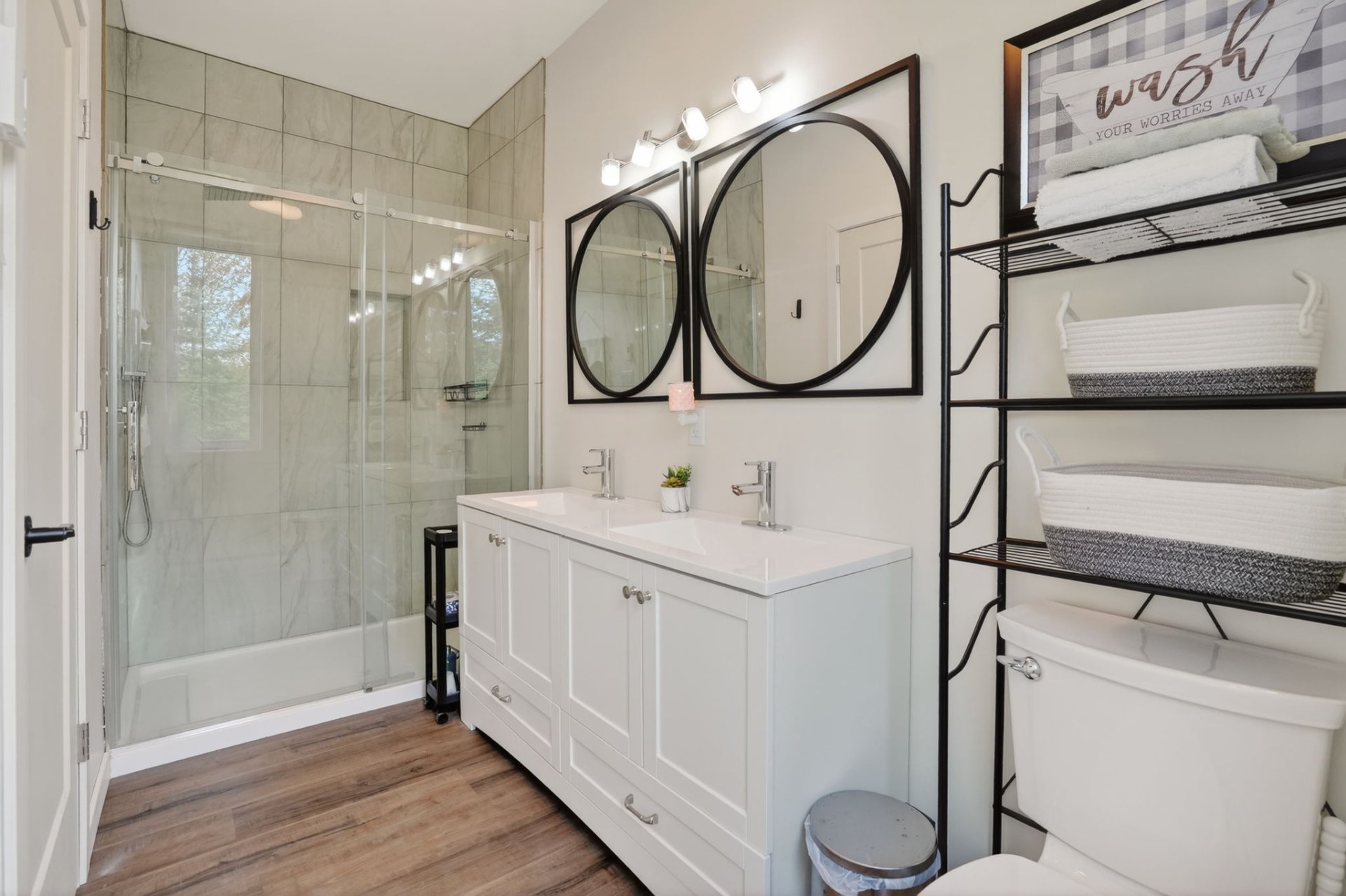 Bathroom - To Primary Bedroom