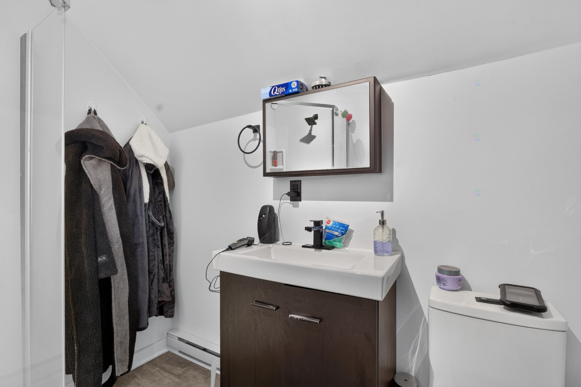 Apt 2