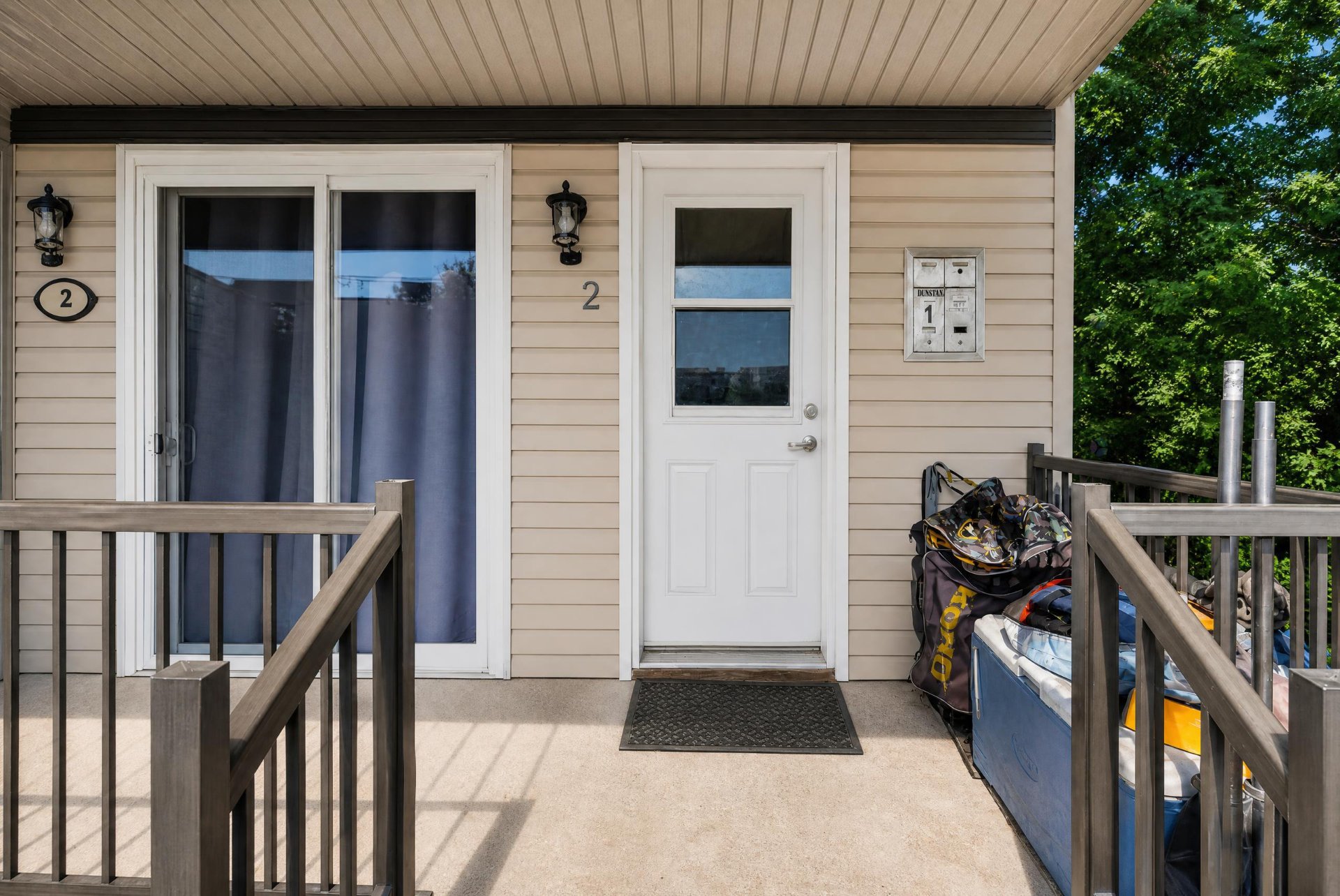 Entrance Apt 2