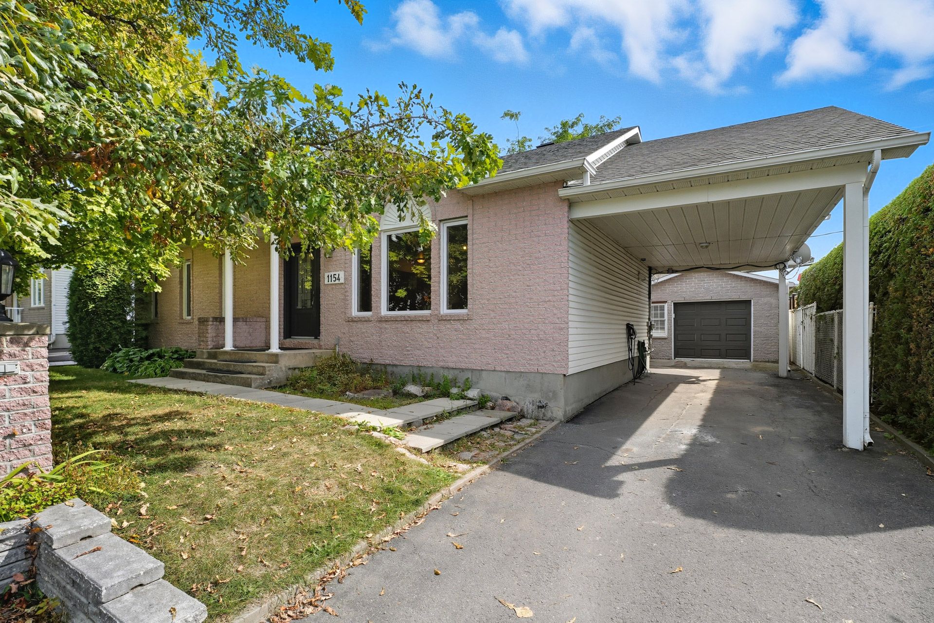 1154 Rue de Neuville 