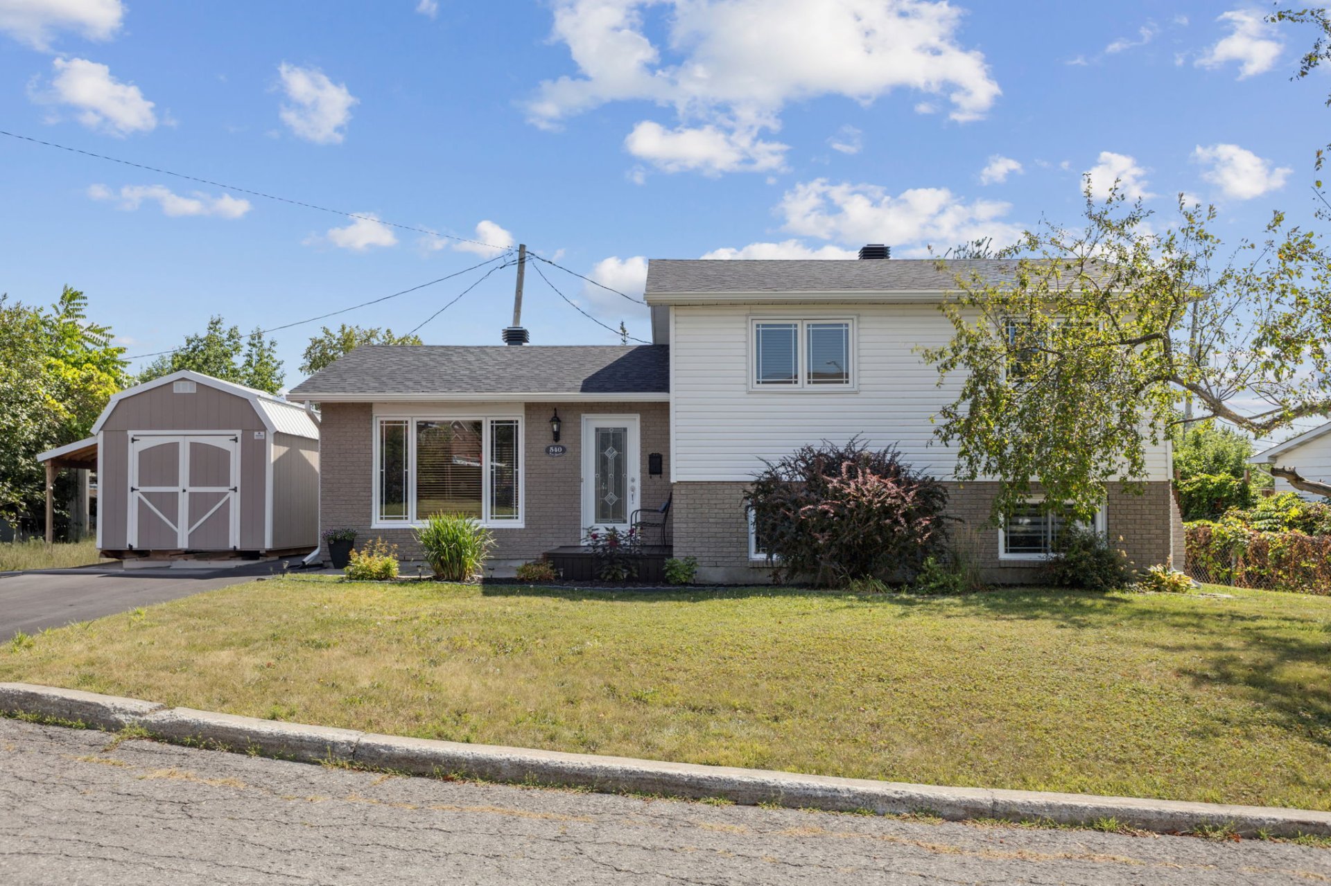 540 Rue Burns 