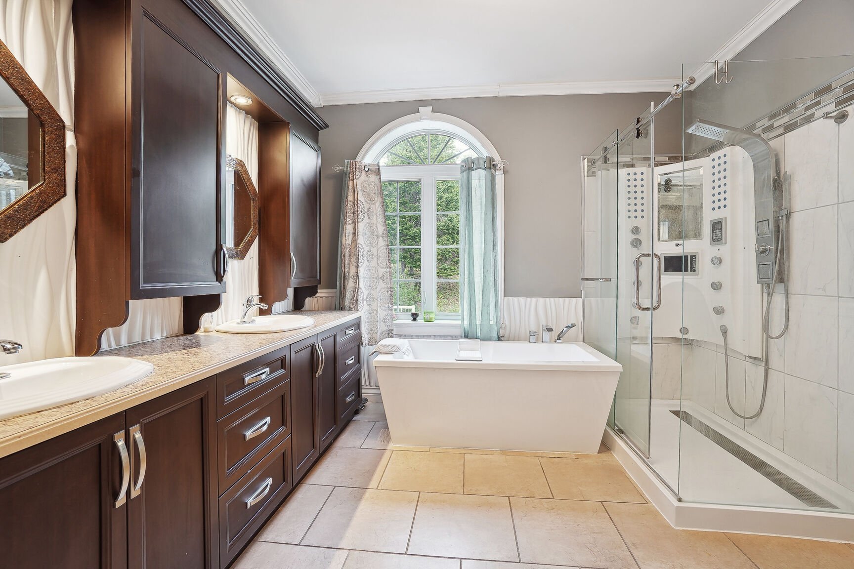 Salle de bains - 1ère salle de bains, 1ère étage