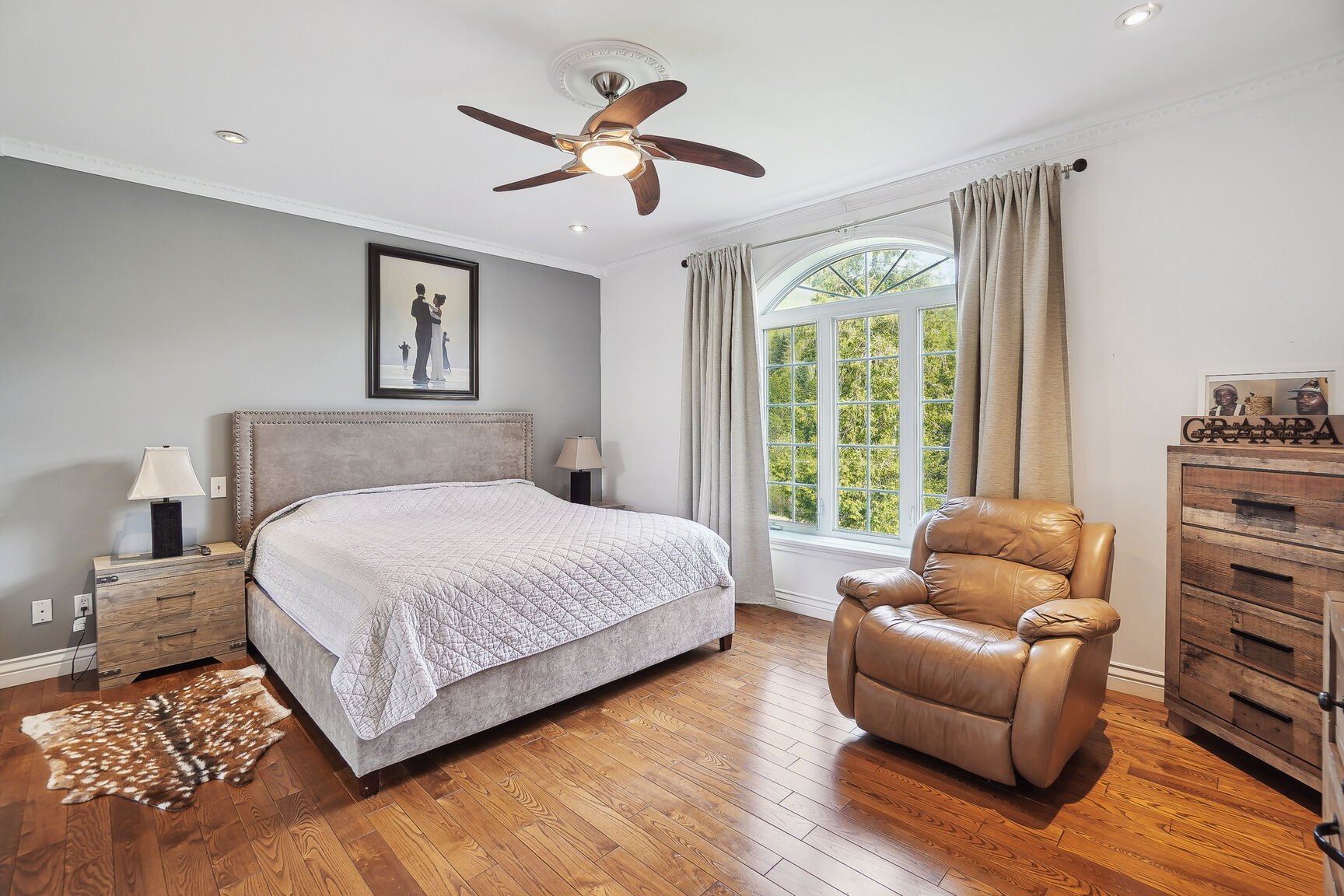 Chambre à coucher principale - 1 étage avec salles-de-bains attenante