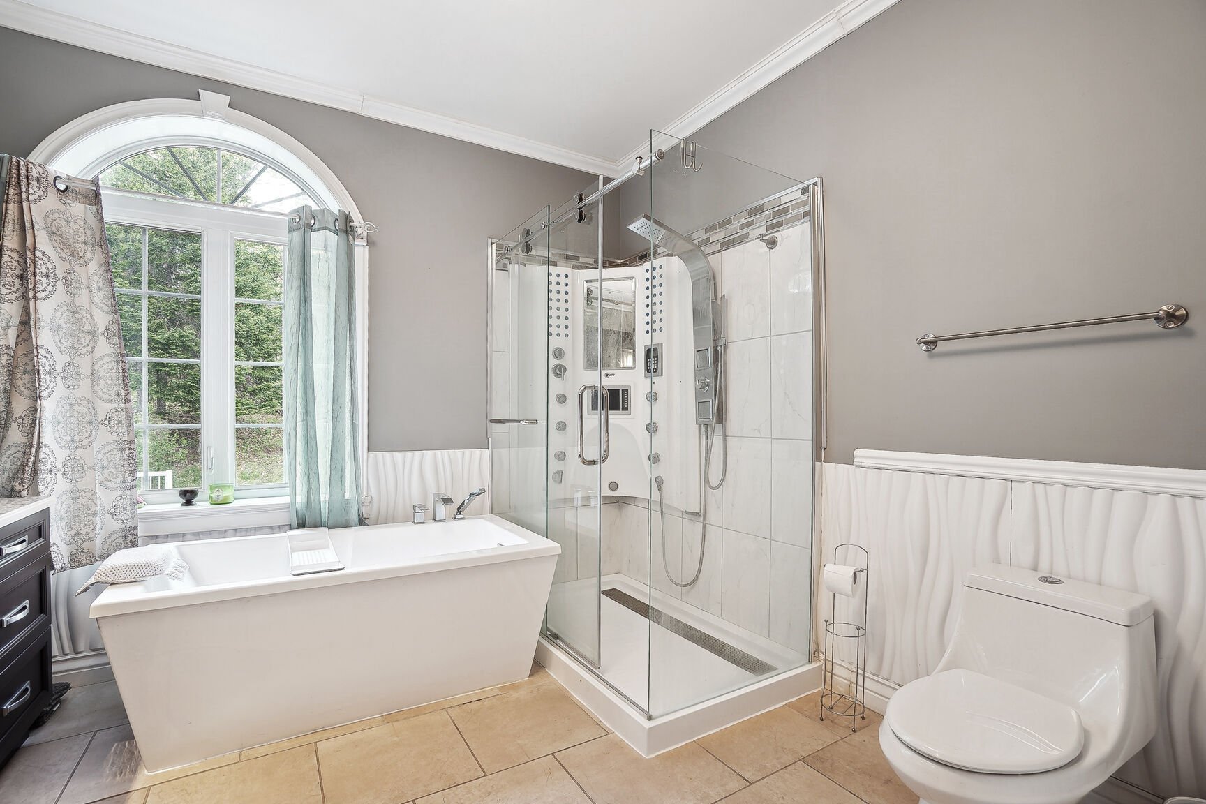 Salle de bains - 1ère salle de bains, 1 er étage