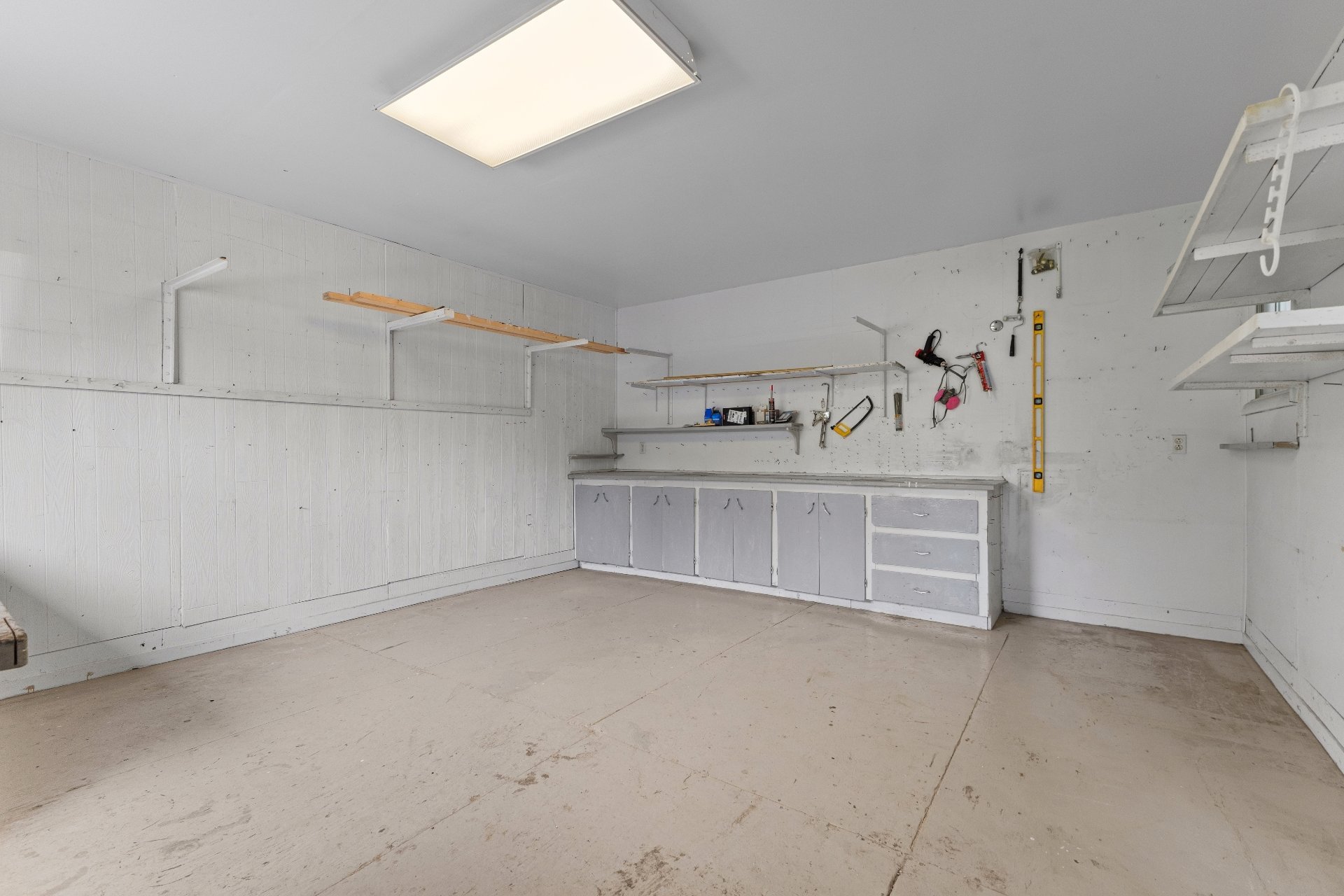 Piece adjacente au garage