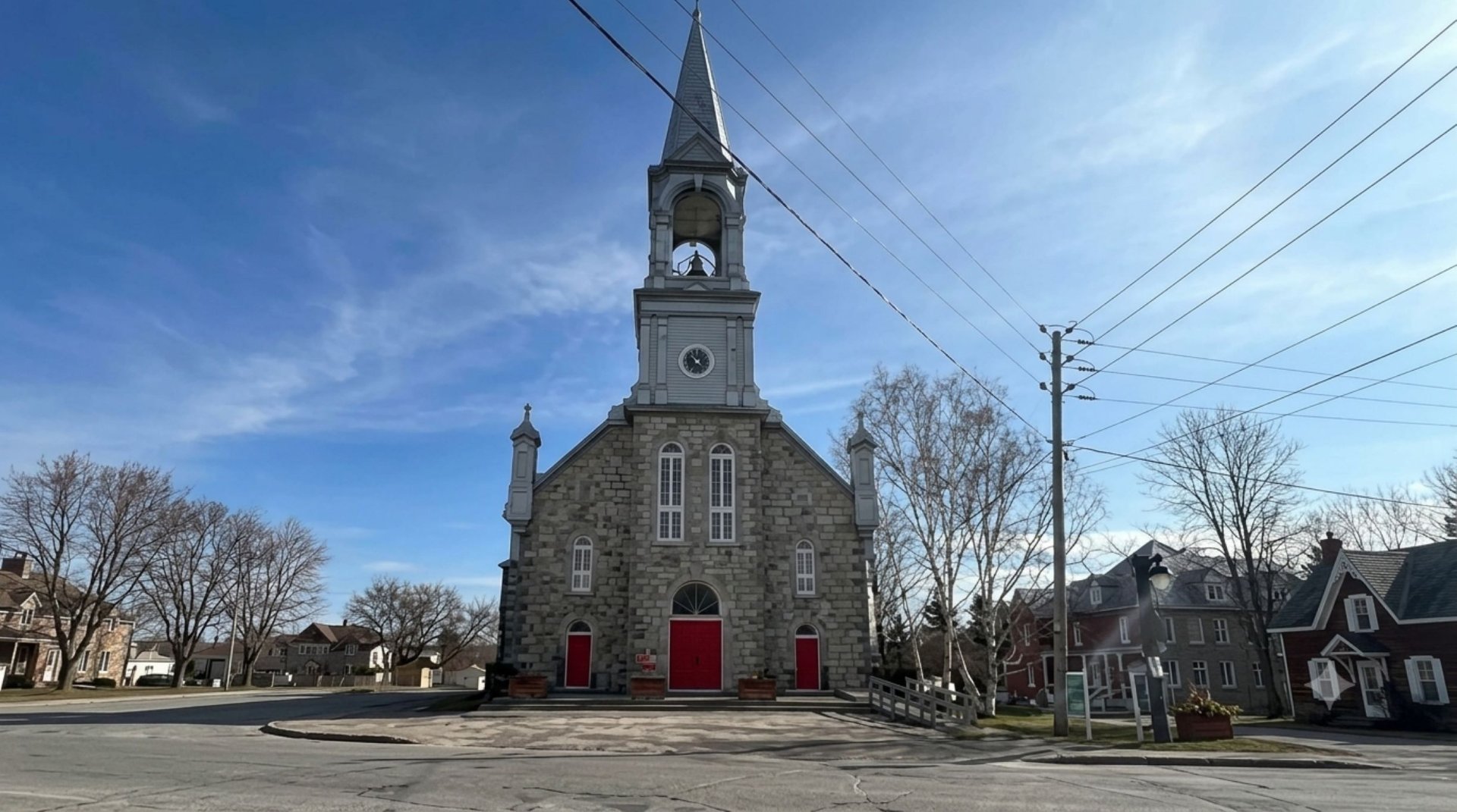 Église en face de la propriété.