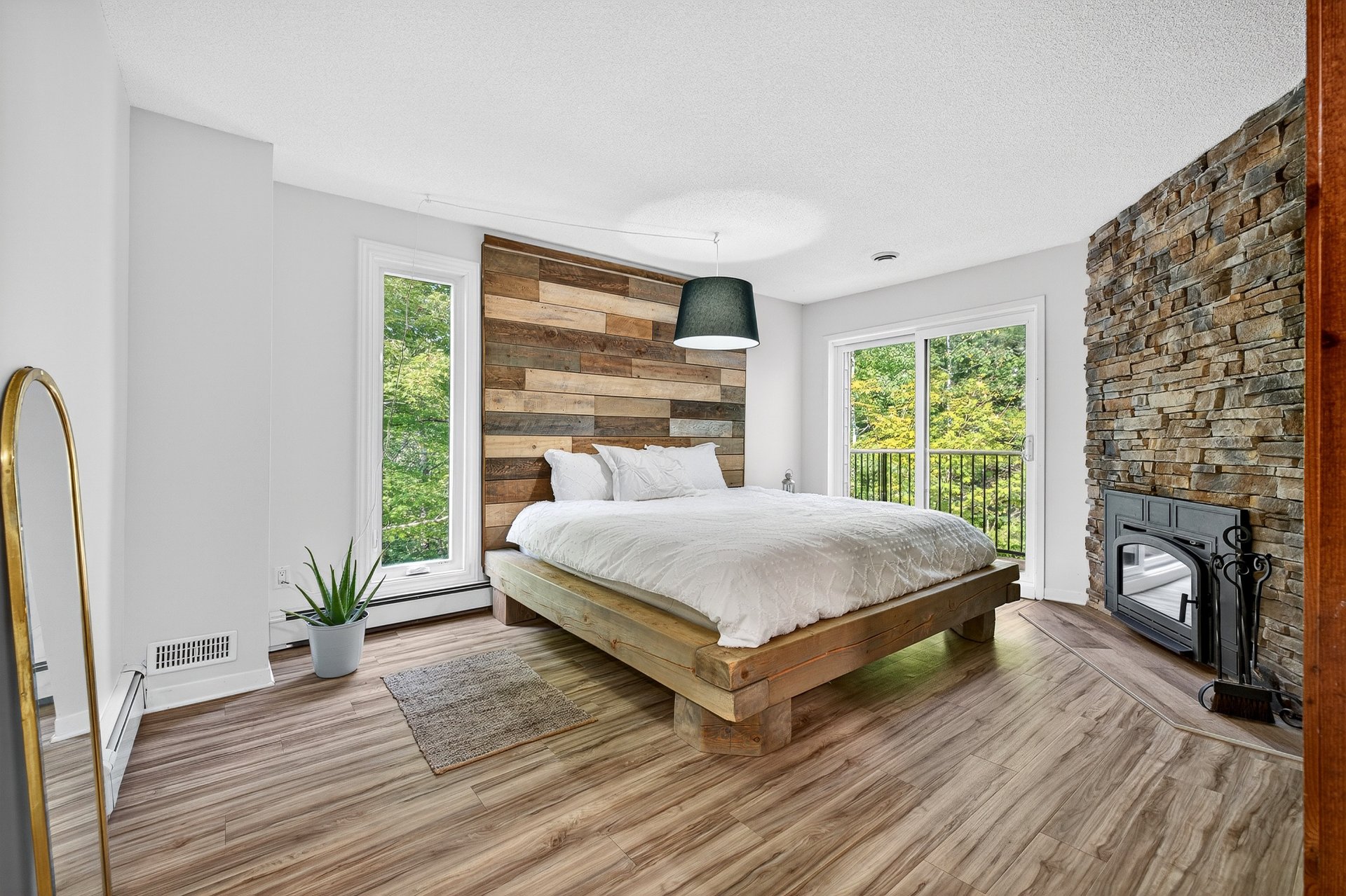 Chambre à coucher principale - Foyer au bois