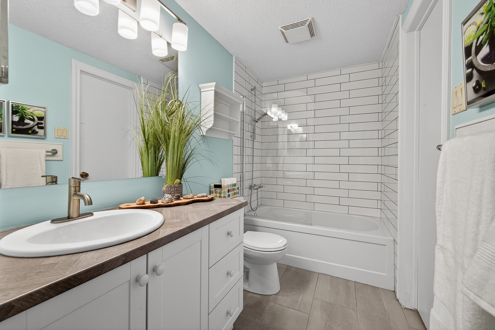 Bathroom - next to the master bedroom