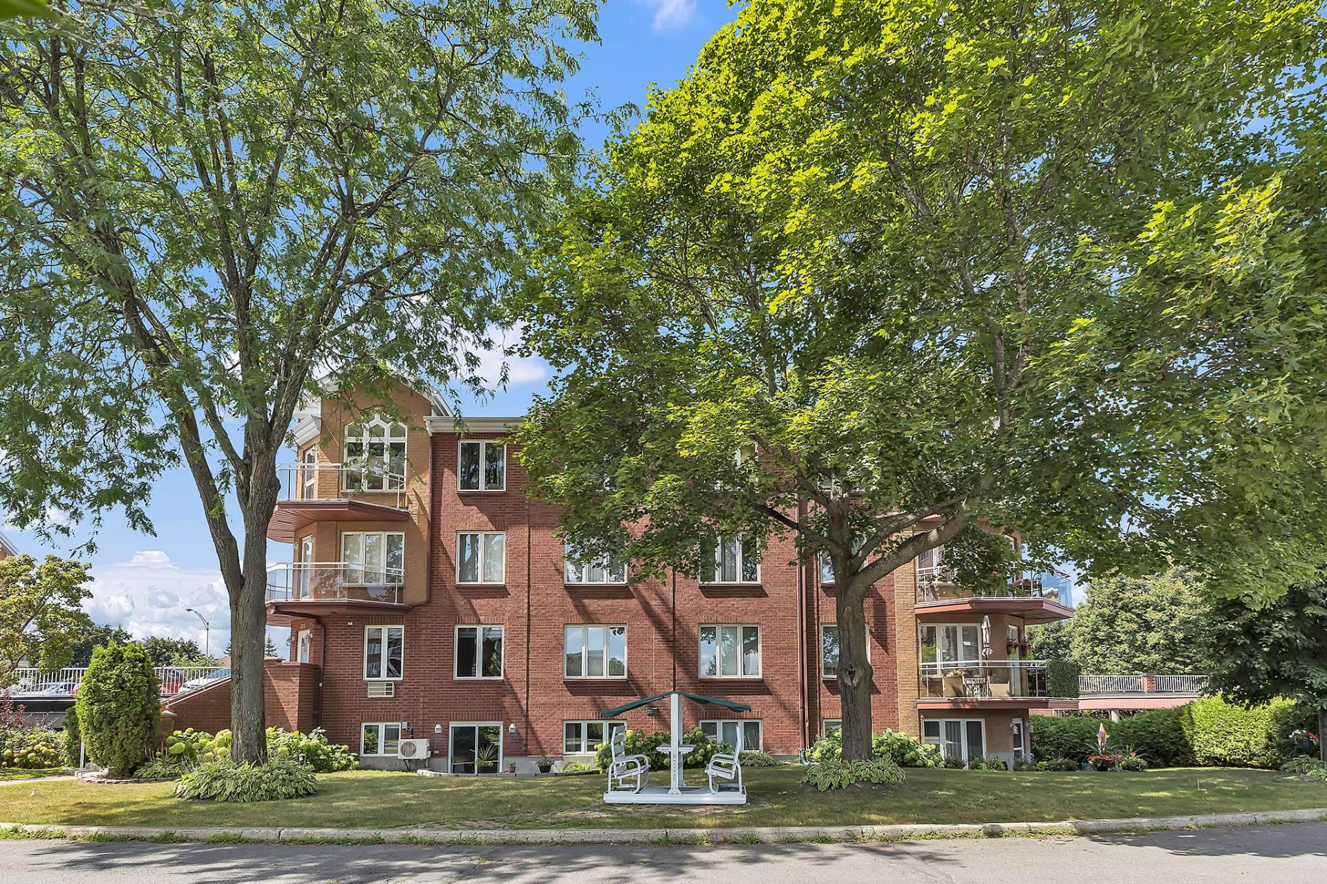 220 Boul. de l'Hôpital 15