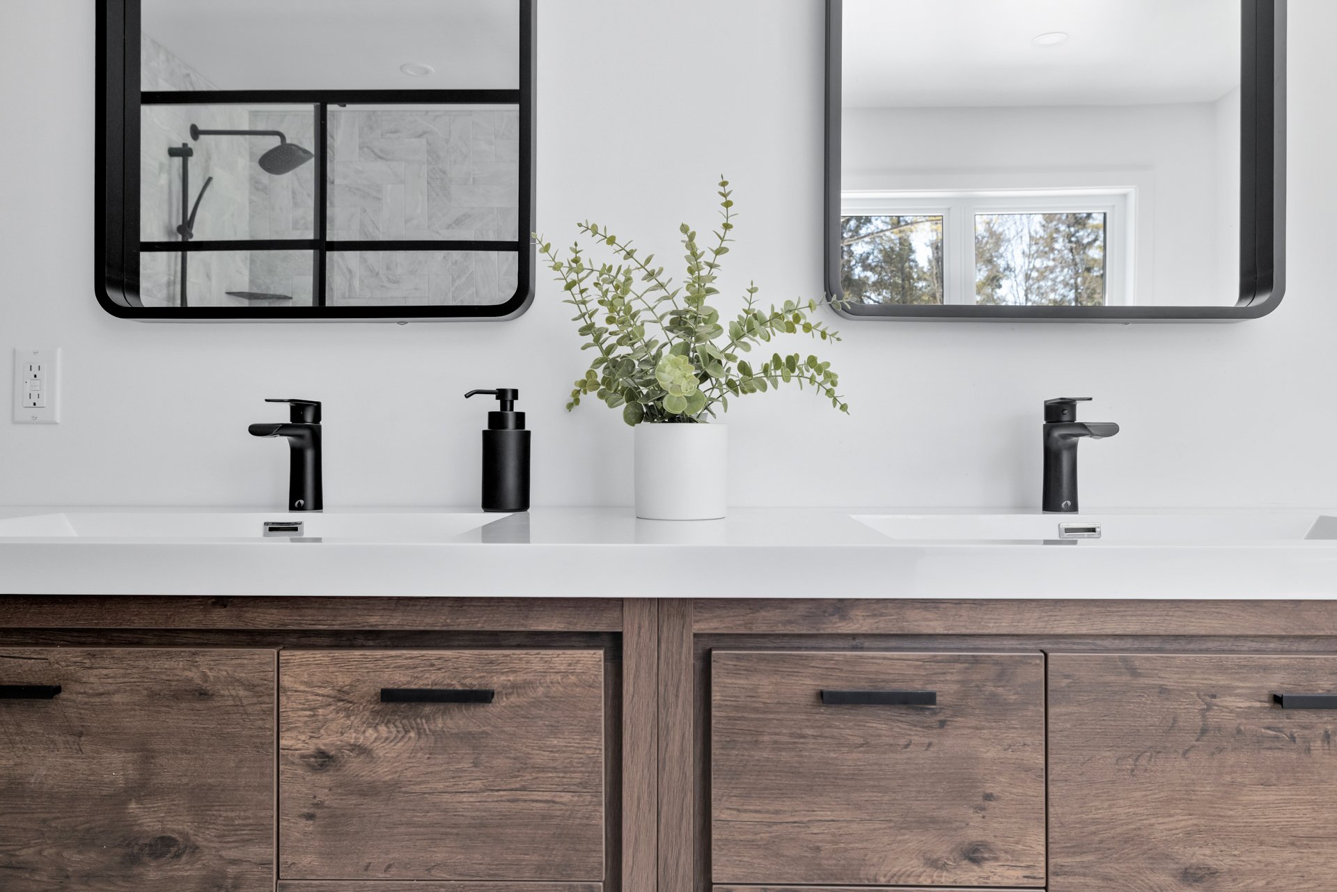 Ensuite bathroom - His and hers sinks