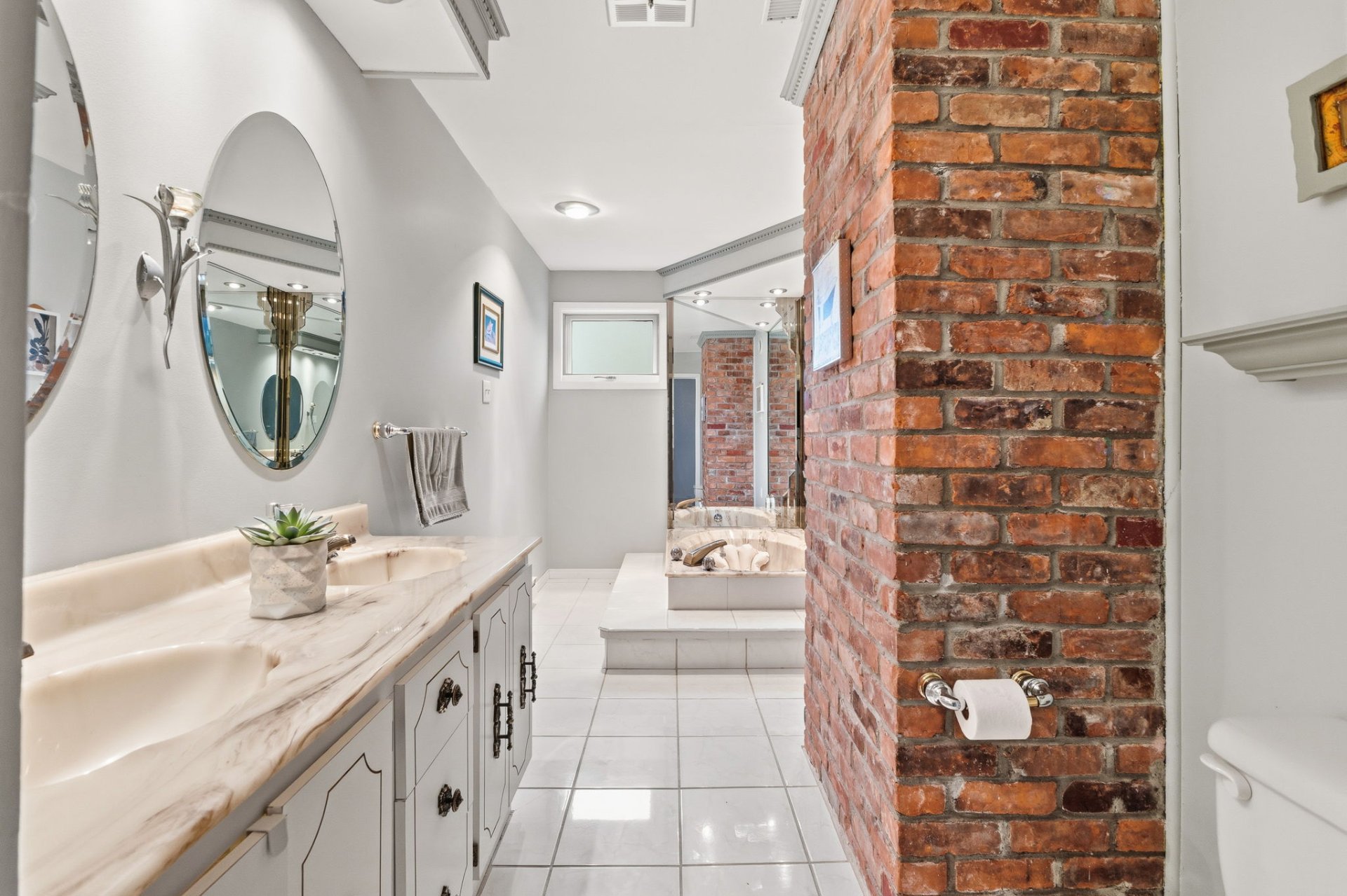 Primary bedroom ensuite