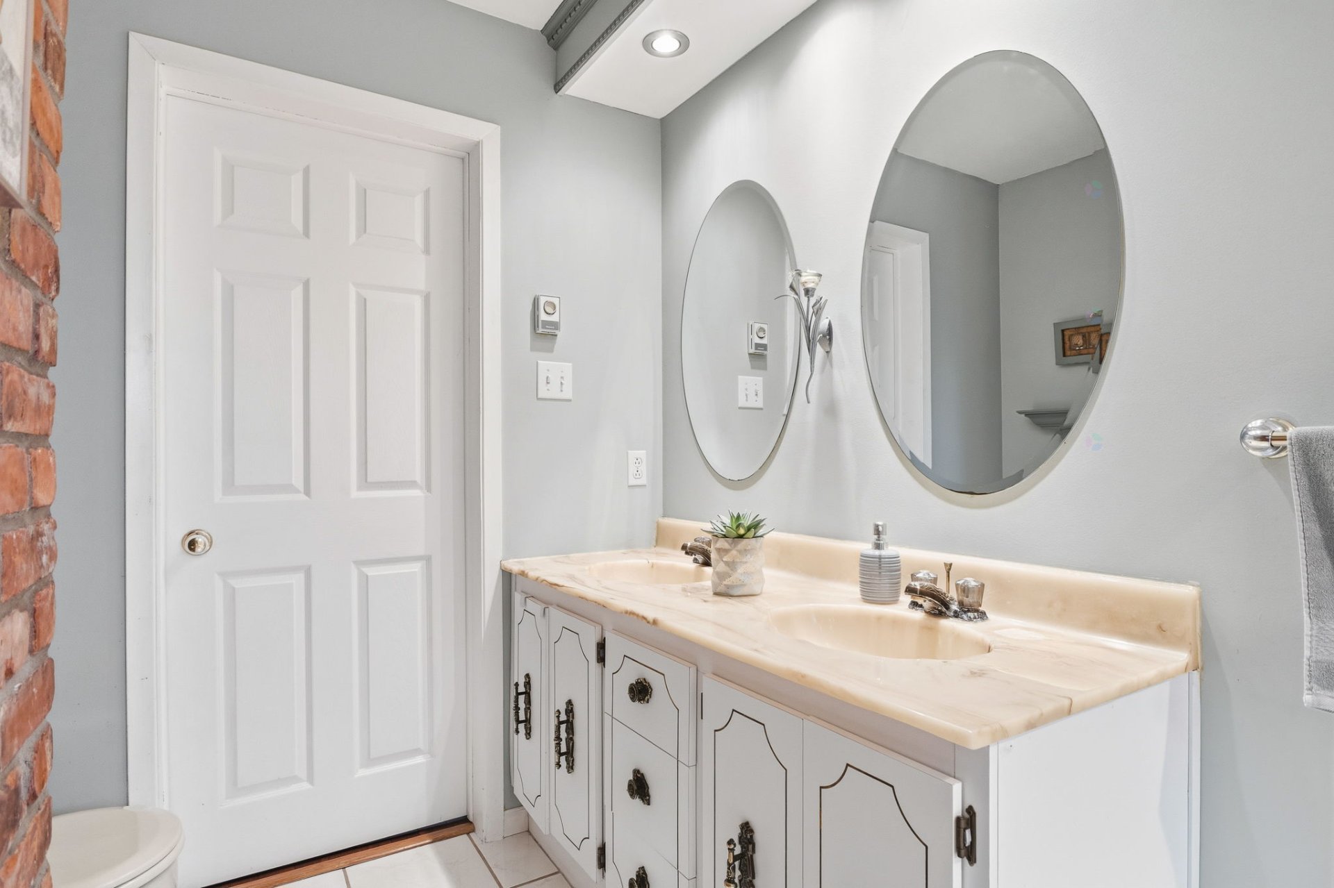 Primary bedroom ensuite
