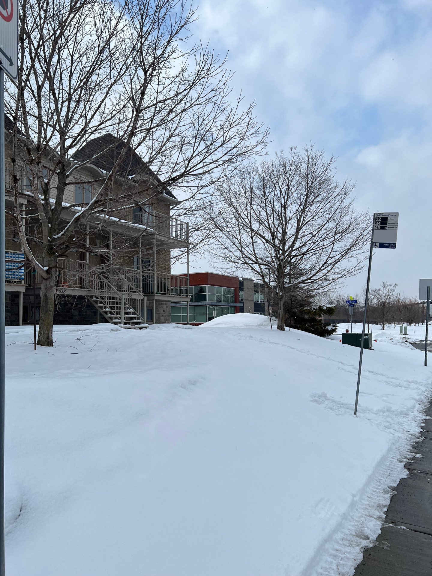 Façade - Arrête d'autobus en avant