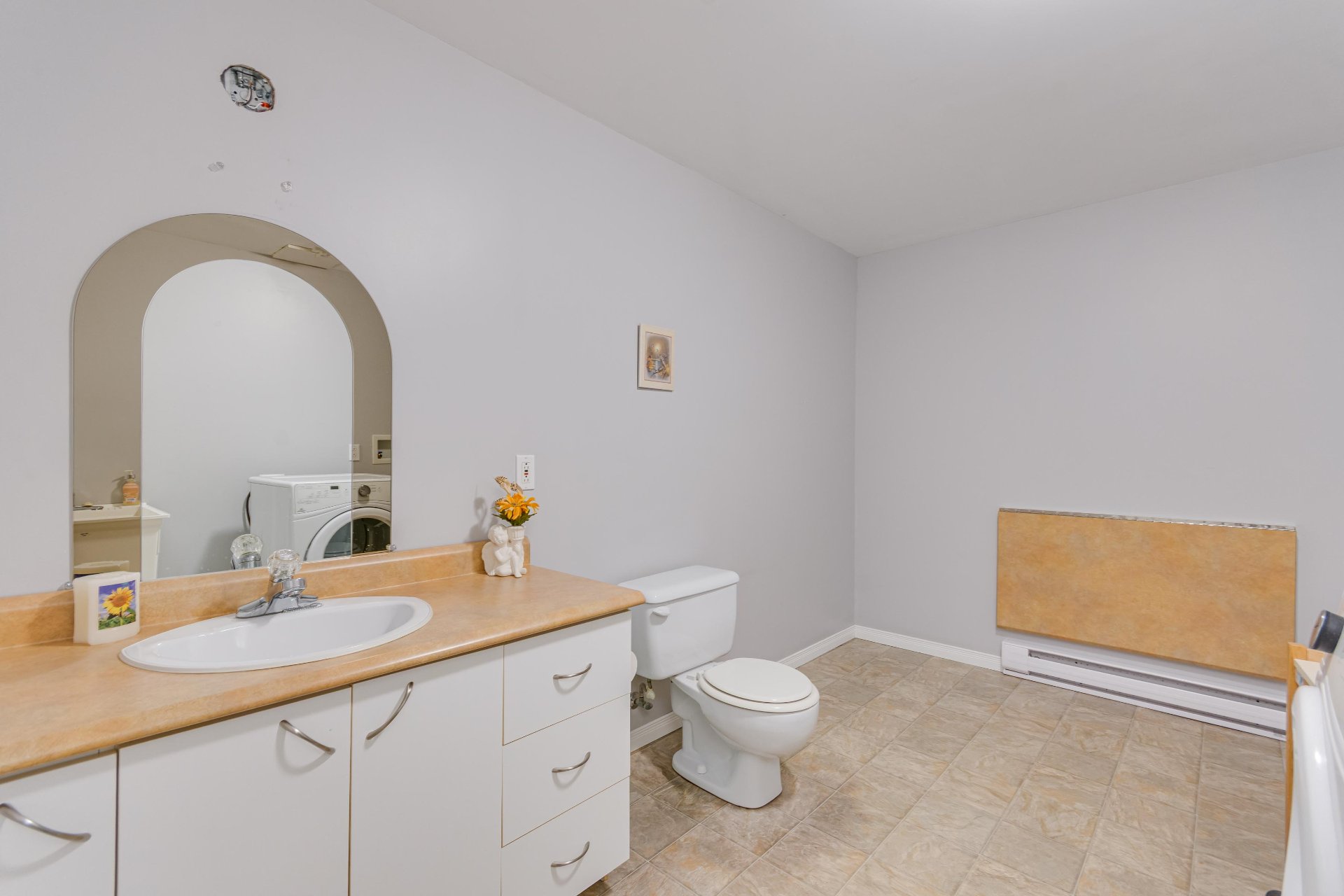 Salle de bains - Brut pour bain/douche devant le calorifère