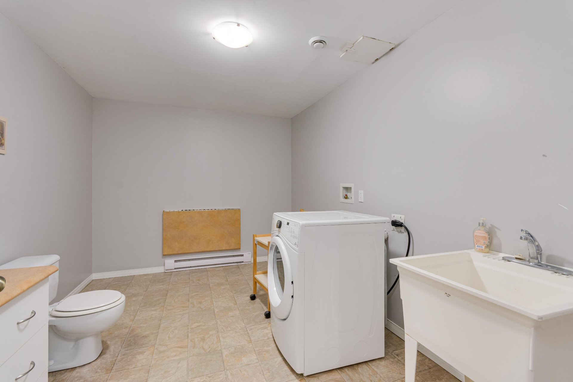 Salle de bains - Brut pour bain/douche devant le calorifère