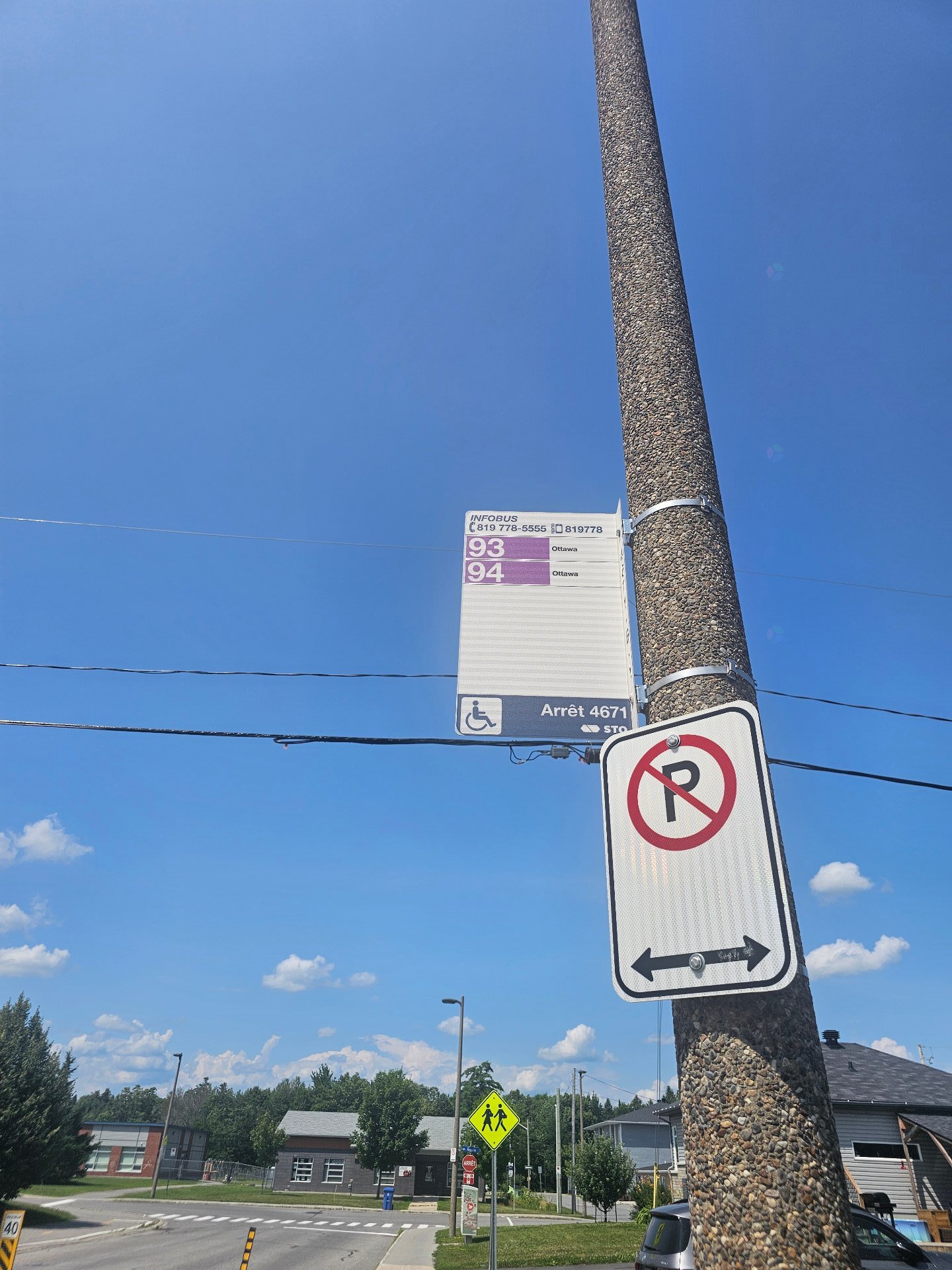 Arrêt bus devant la maison