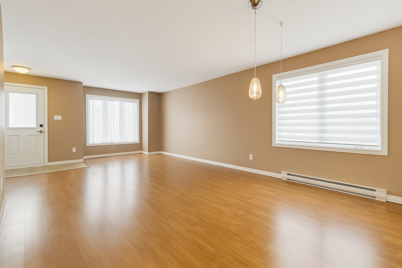 Living room - Living room, view of the entrance and dining aera