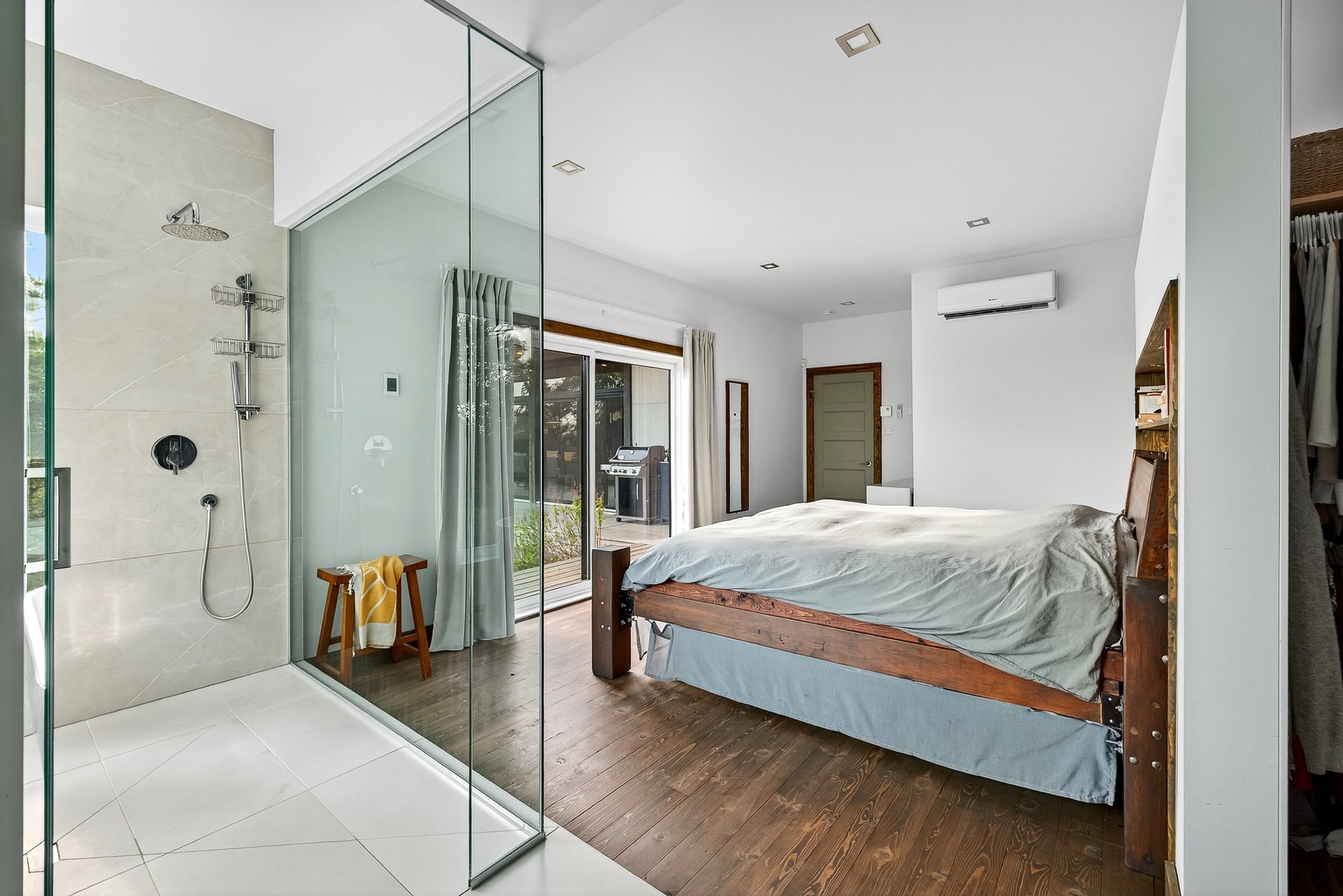 Master bedroom - With its own patio door