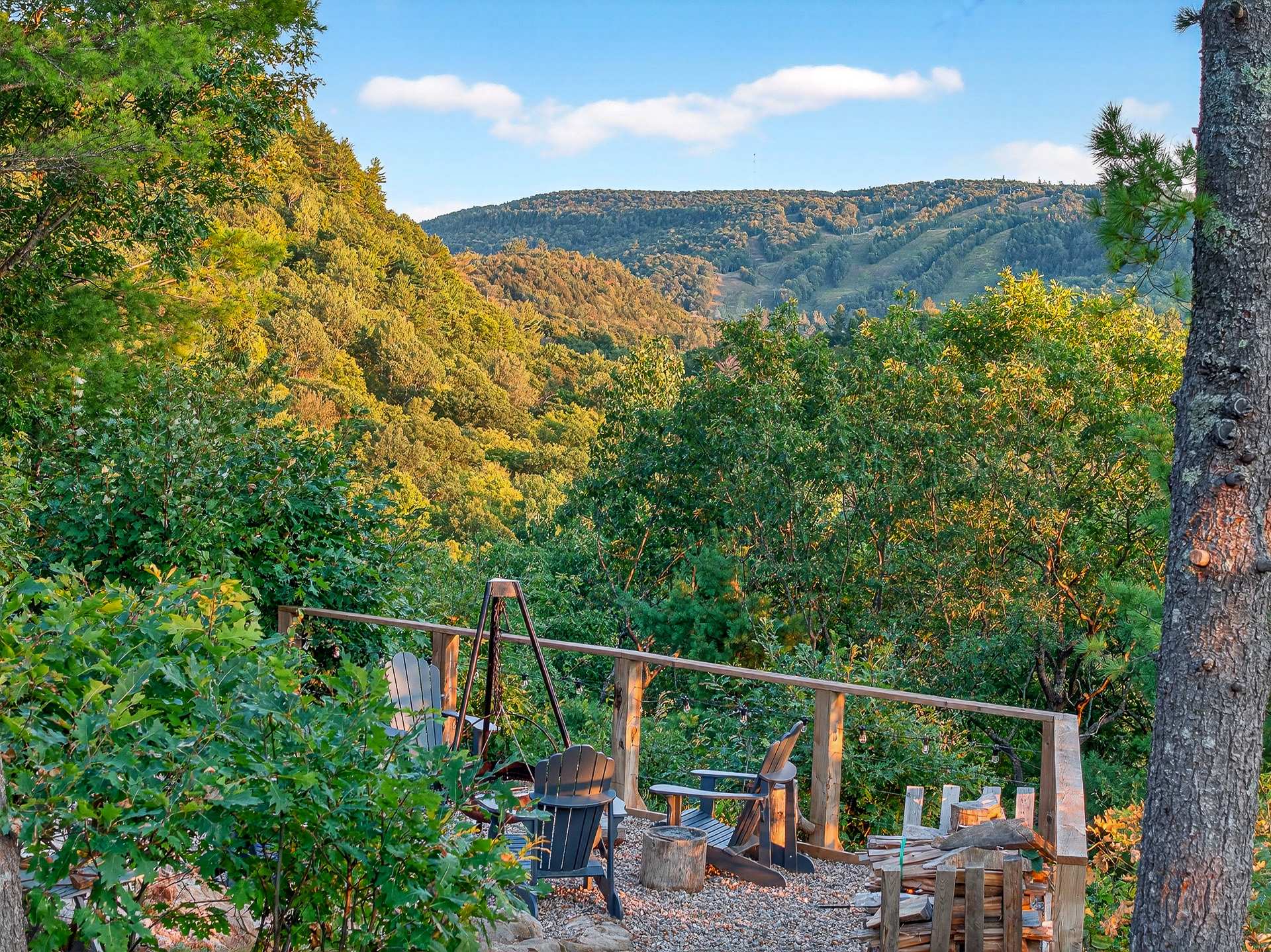 Exterior - Edelweiss Ski Center (illuminated in the evening)