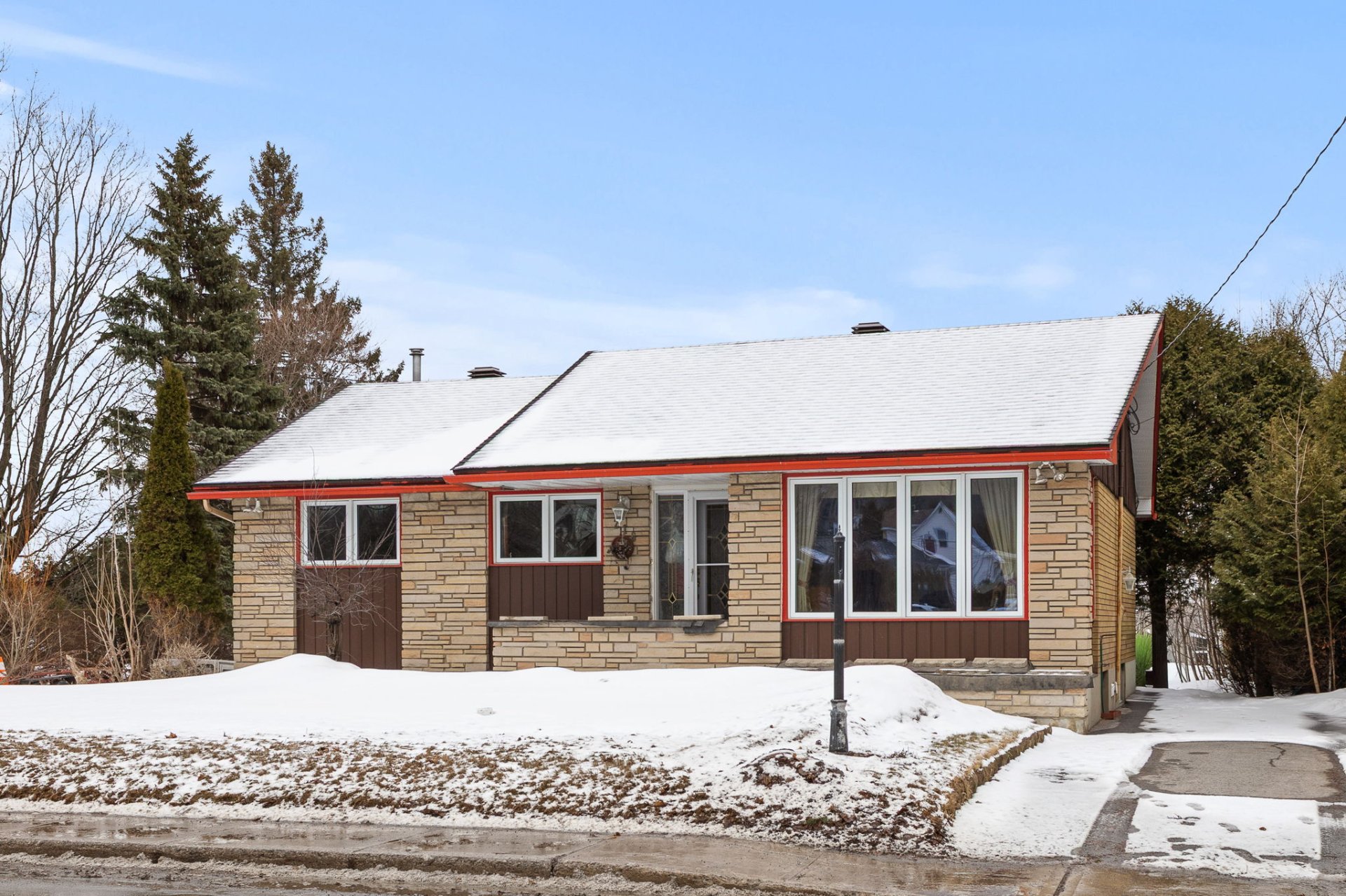 216 Boul. St-René E. 