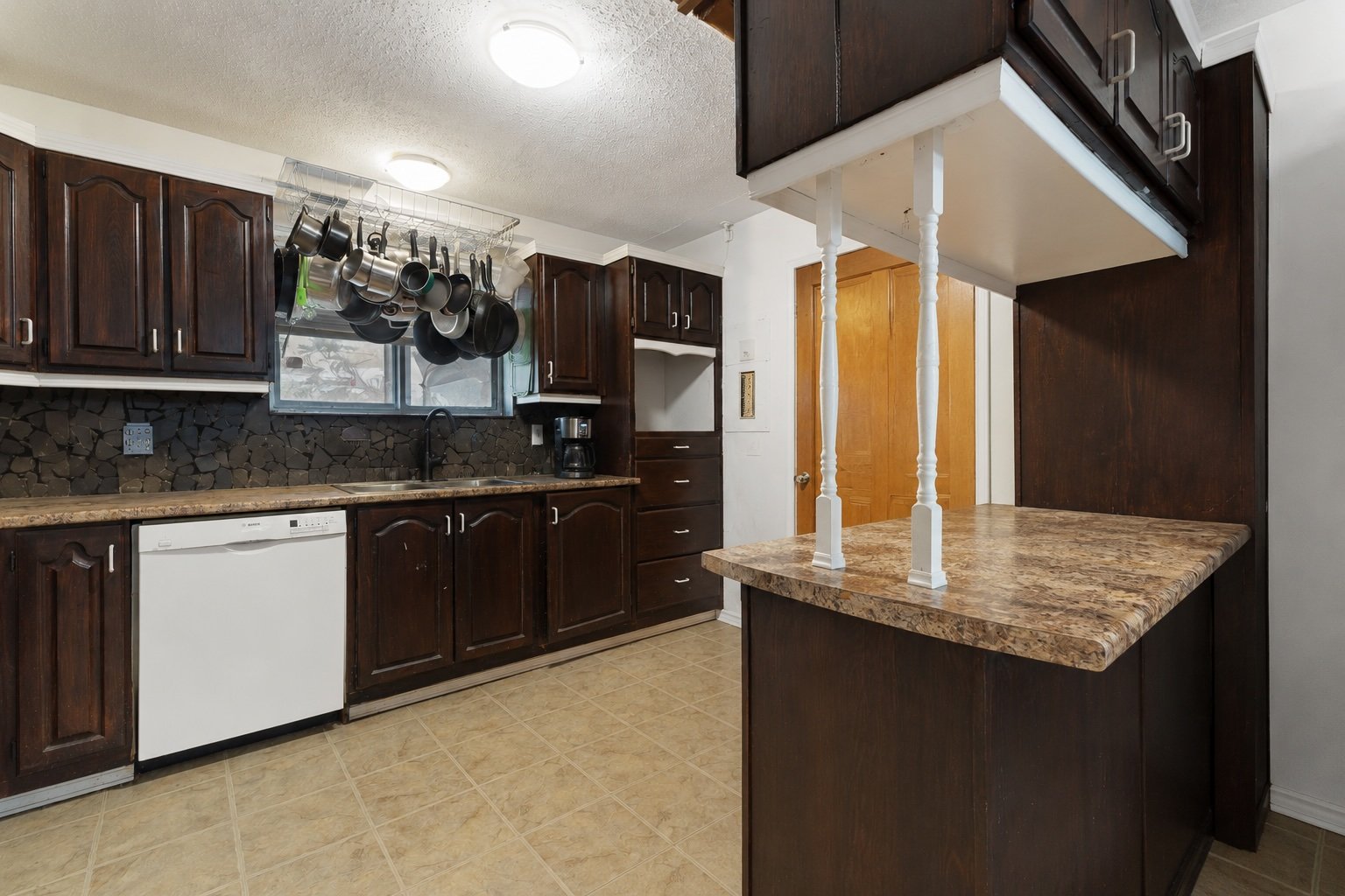 Kitchen - Virtual staging for visual purposes only