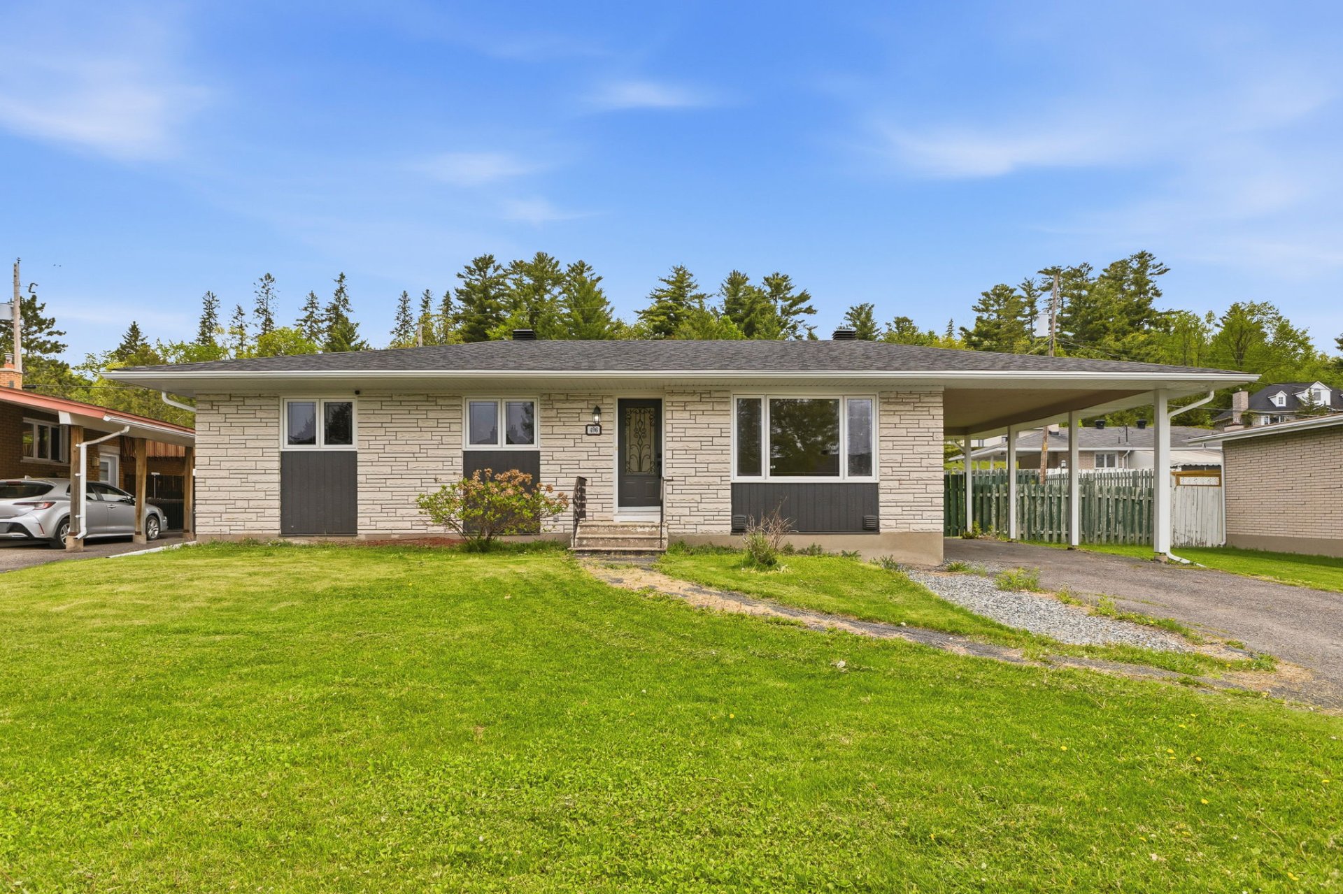 496 Rue McMillan 