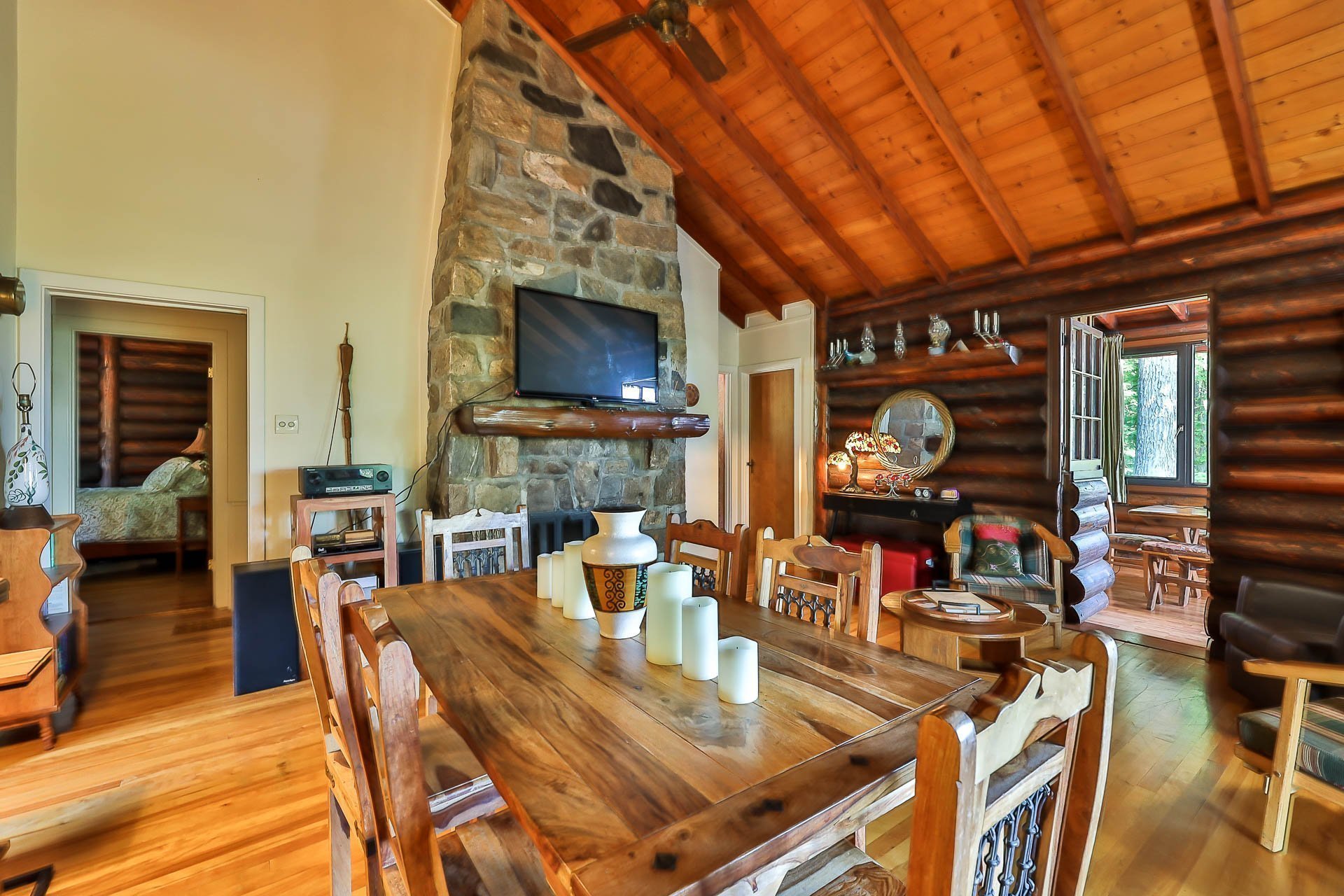 Salle à manger - Plafond cathédrale tout en bois