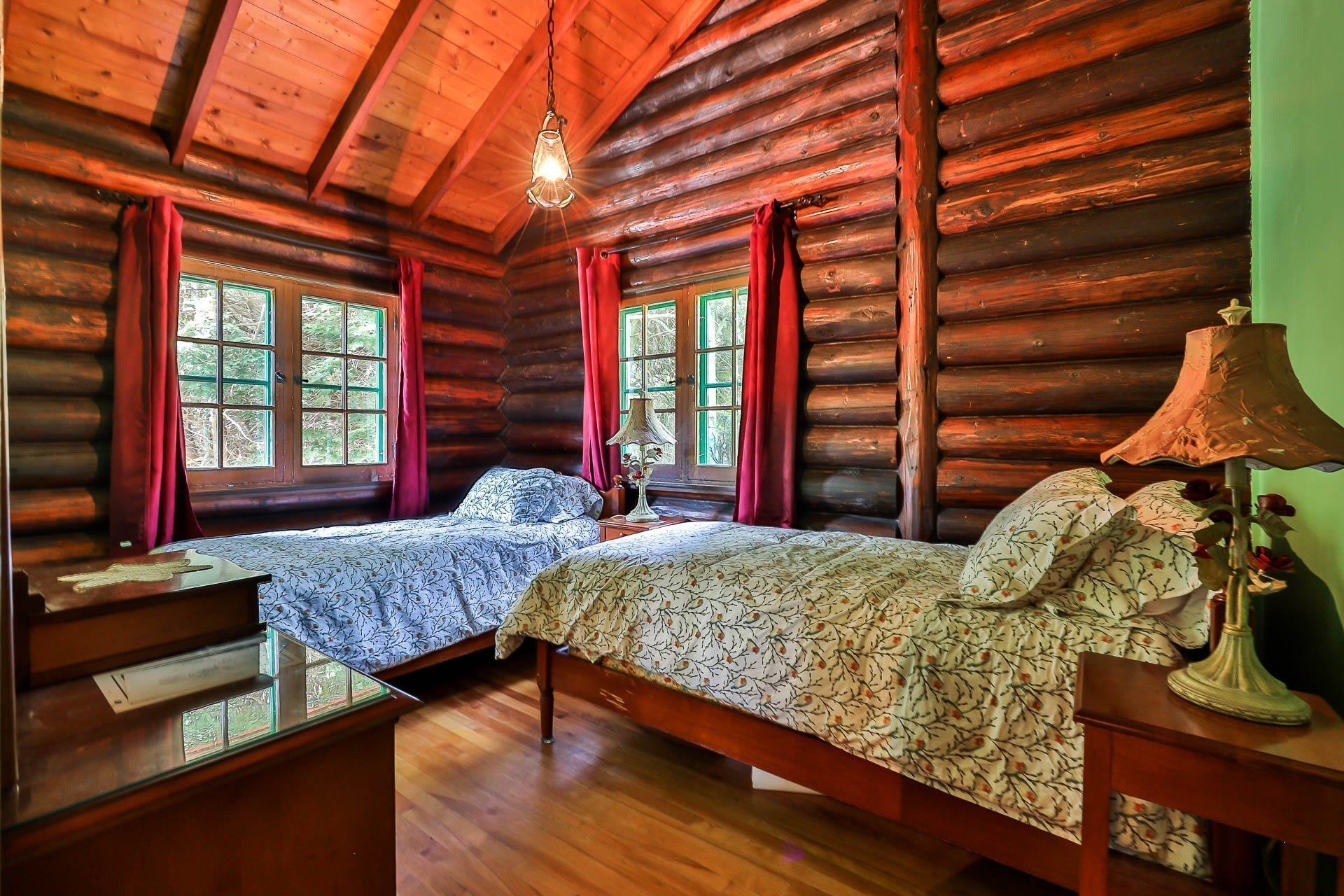 Chambre à coucher - plafond cathédrale tout en bois