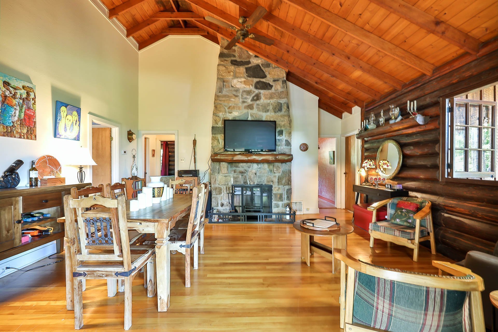 Vue d'ensemble - Plafond cathédrale tout en bois et foyer en pierre