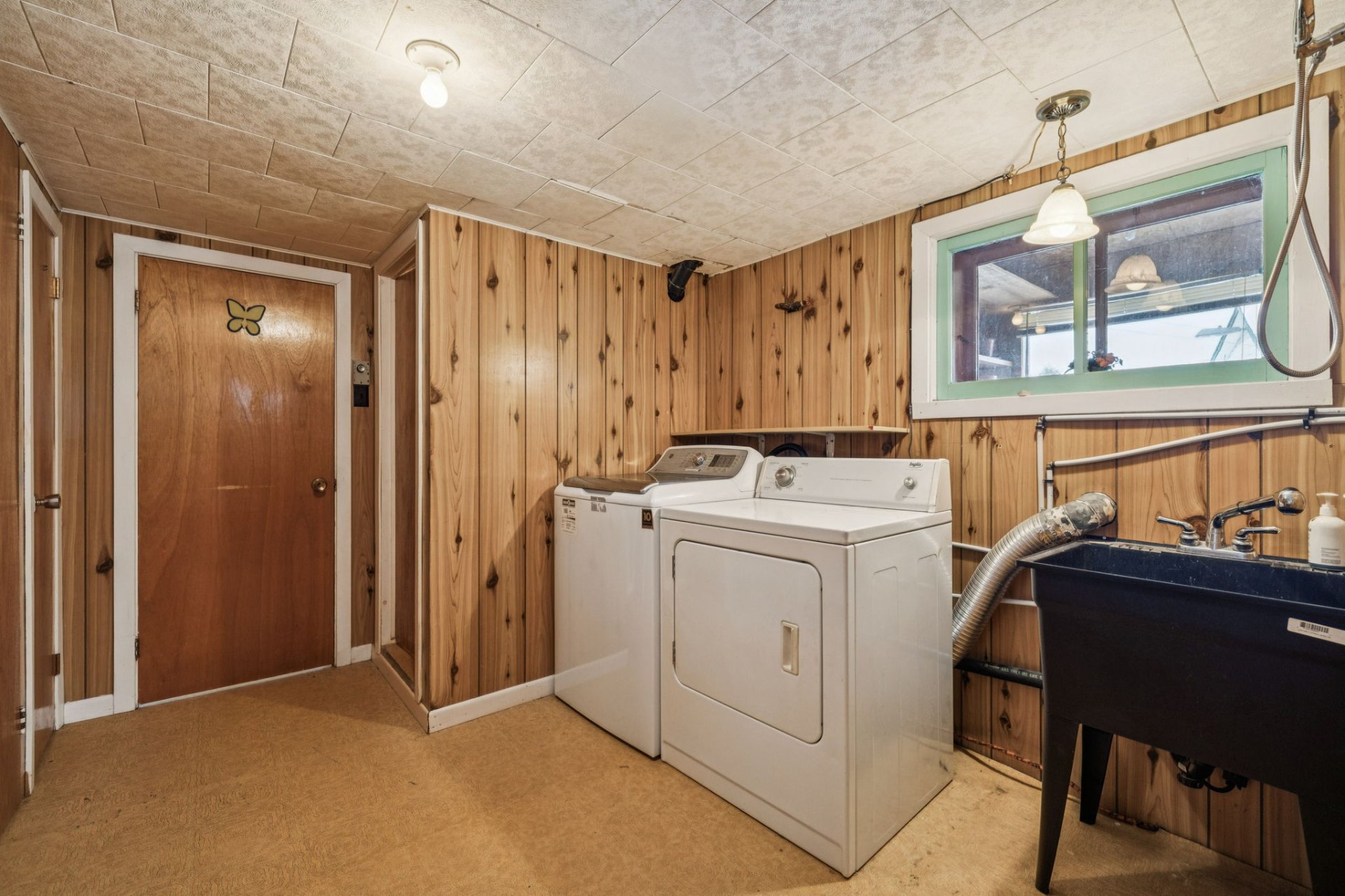 Salle de lavage - Salle de lavage avec toilette