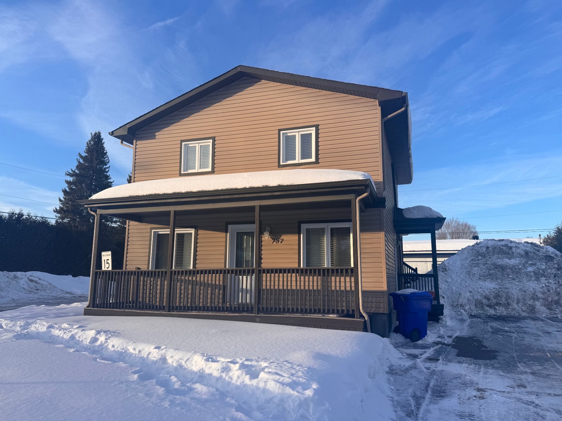 787 Boul. St-René E. 